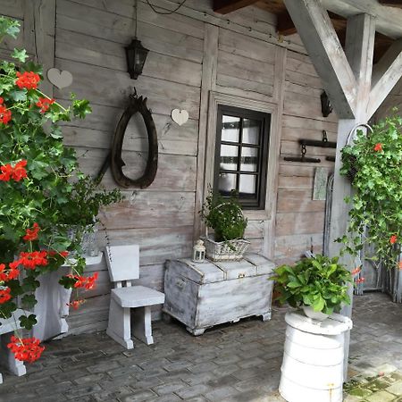 Stajnia Bialy Borek Biskupice Kocurów Buitenkant foto