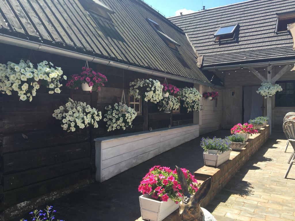 Stajnia Bialy Borek Biskupice Kocurów Buitenkant foto