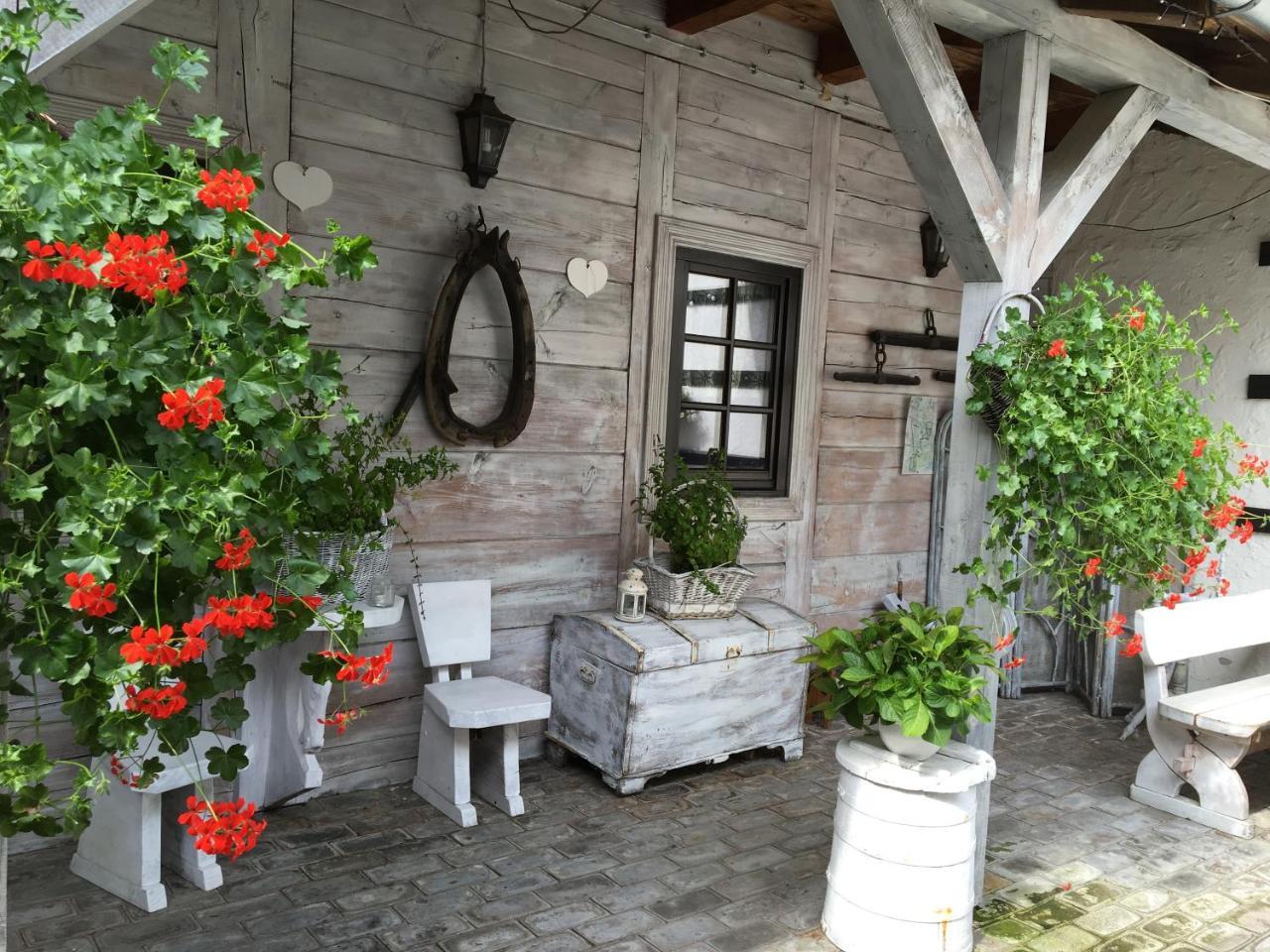 Stajnia Bialy Borek Biskupice Kocurów Buitenkant foto
